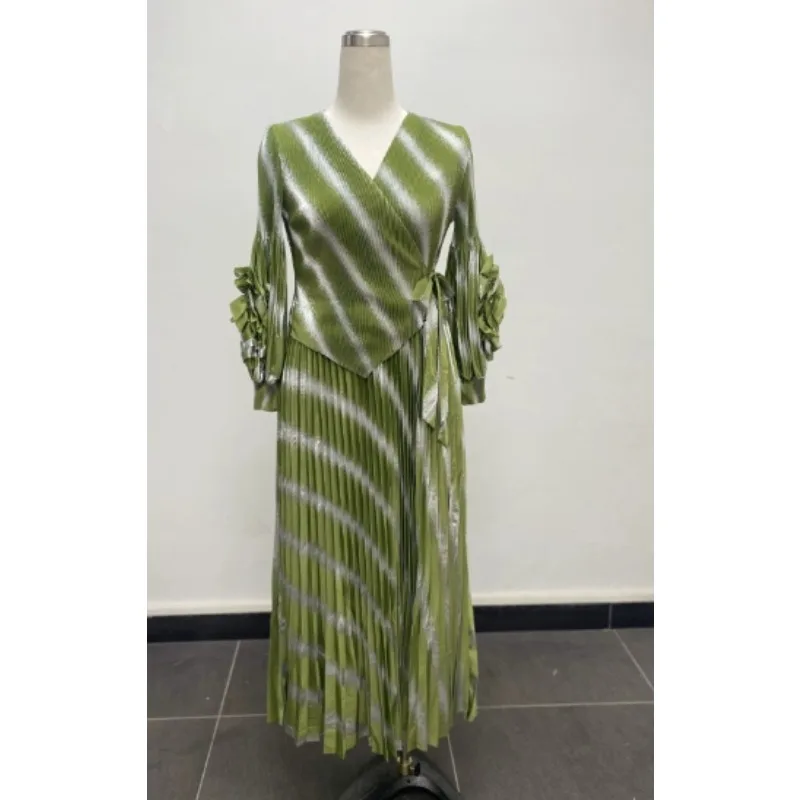 فستان نسائي جديد أنيق بطيات من Miyake مع ربطة عنق ملونة مقاس كبير قابل للتمدد بسيط بأكمام طويلة في الشرق الأوسط فساتين طويلة قابلة للطي