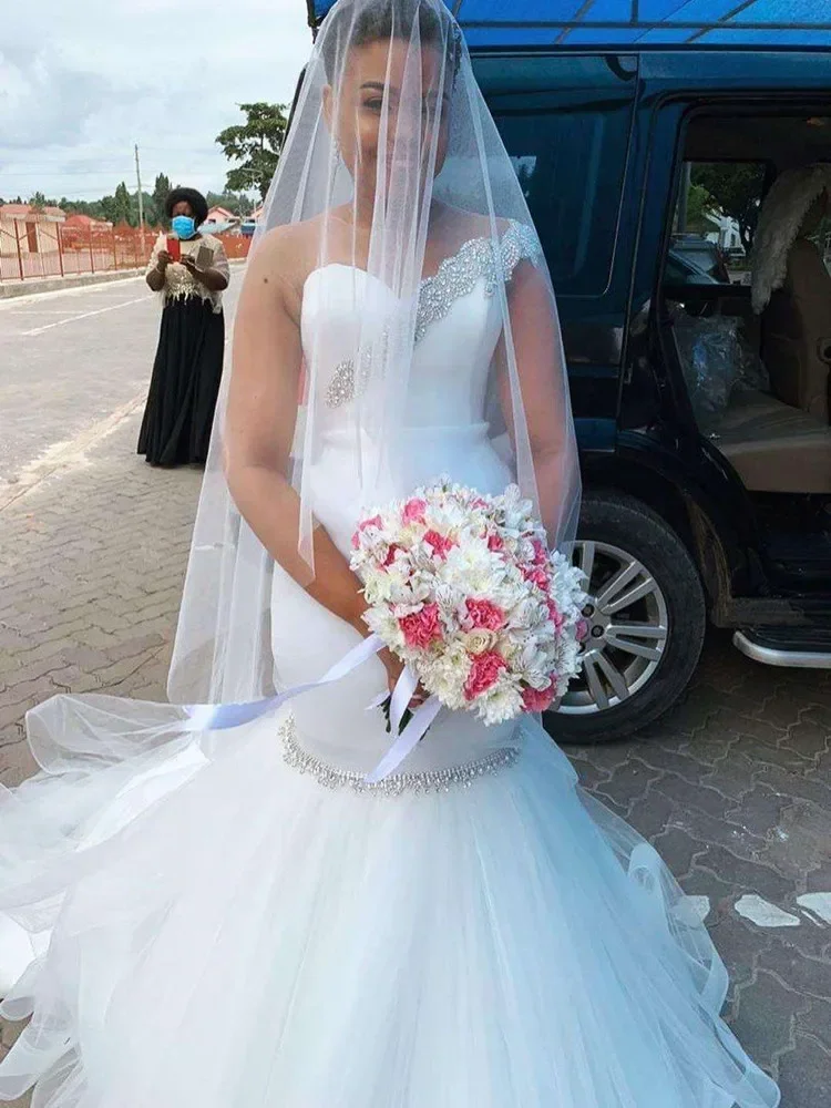 ชุดแต่งงานผ้าซาตินแขนสั้นแบบปรับแต่งได้ พร้อมชายกระโปรงยาวแบบกวาดพื้น ประดับด้วยลูกปัด ทรงเมอร์เมด รุ่นใหม่ล่าสุด