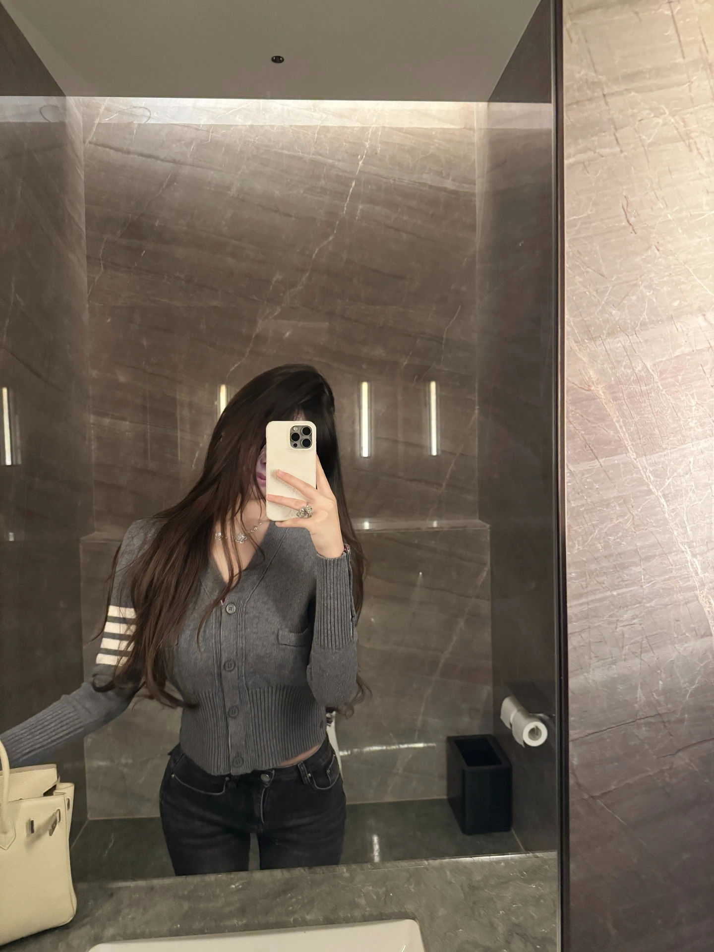 

Вязаный кардиган M900 с V-образным вырезом, утепленный, белый, модный, осенне-зимний, женский, универсальный, приталенный, 2025, новинка