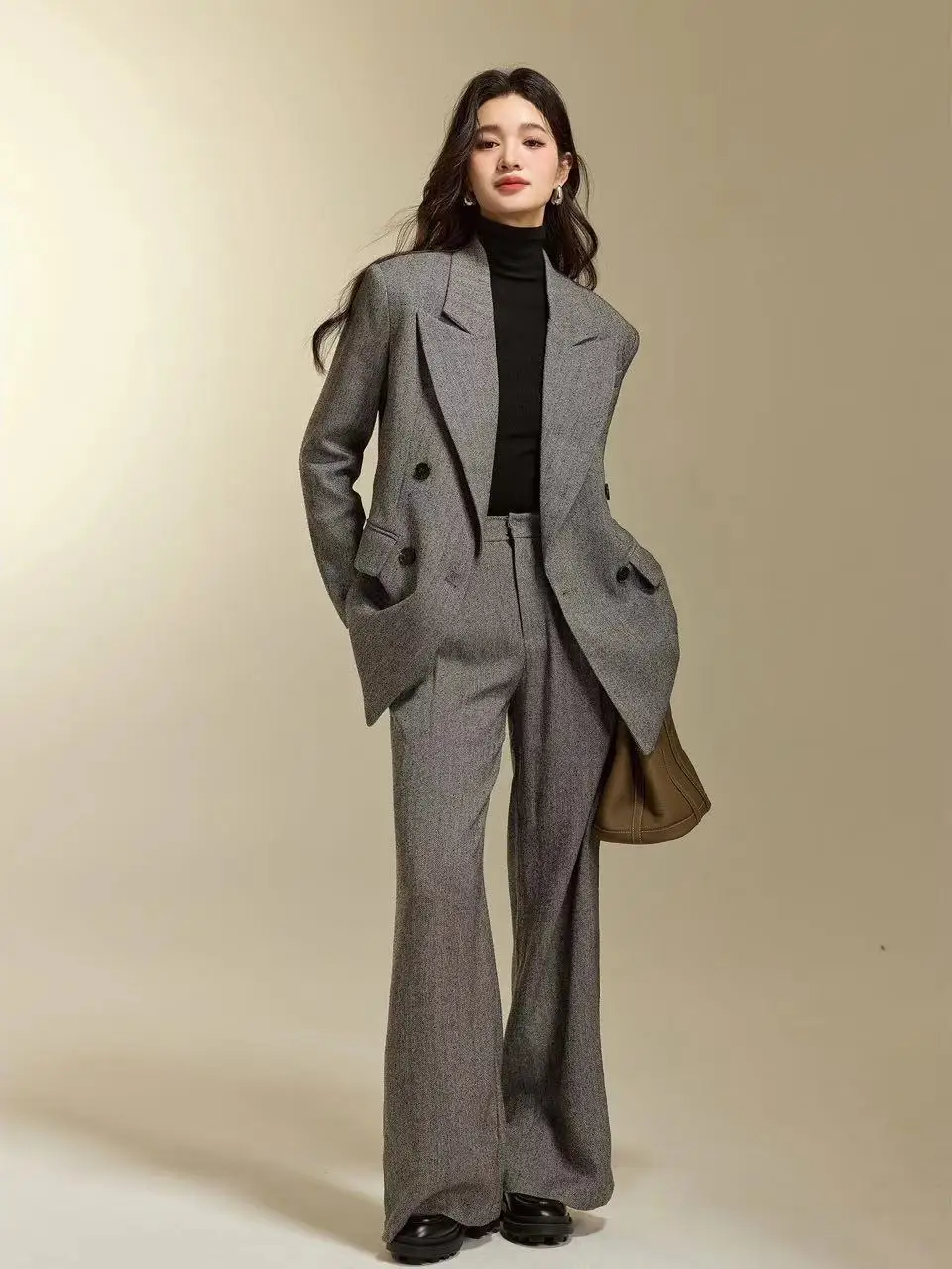 

Женский осенне-зимний винтажный комплект из двух предметов: двубортный пиджак и широкие брюки в пол