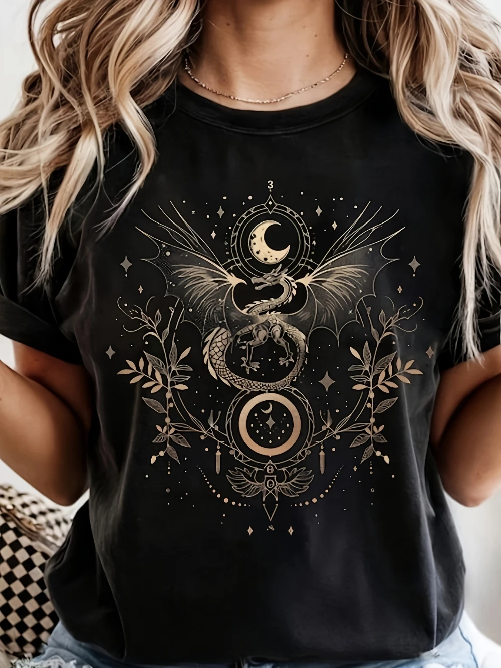Stylish and Trendy Short-Sleeve Top Featuring A Creative Dragon Pattern Print That Pairs Well with Anything