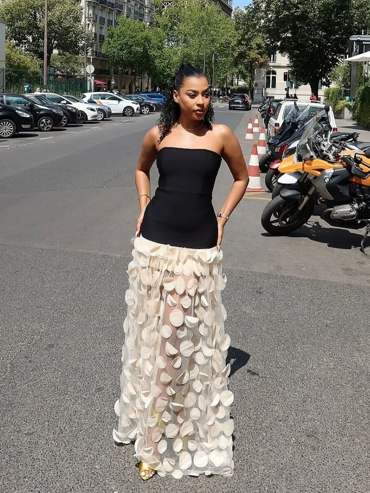 Trägerloses schwarzes kontrastierendes Patchwork-langes Kleid mit rundem 3D-Mesh-Rock – Avantgarde-Abendkleid für Gala- und Couture-Mode