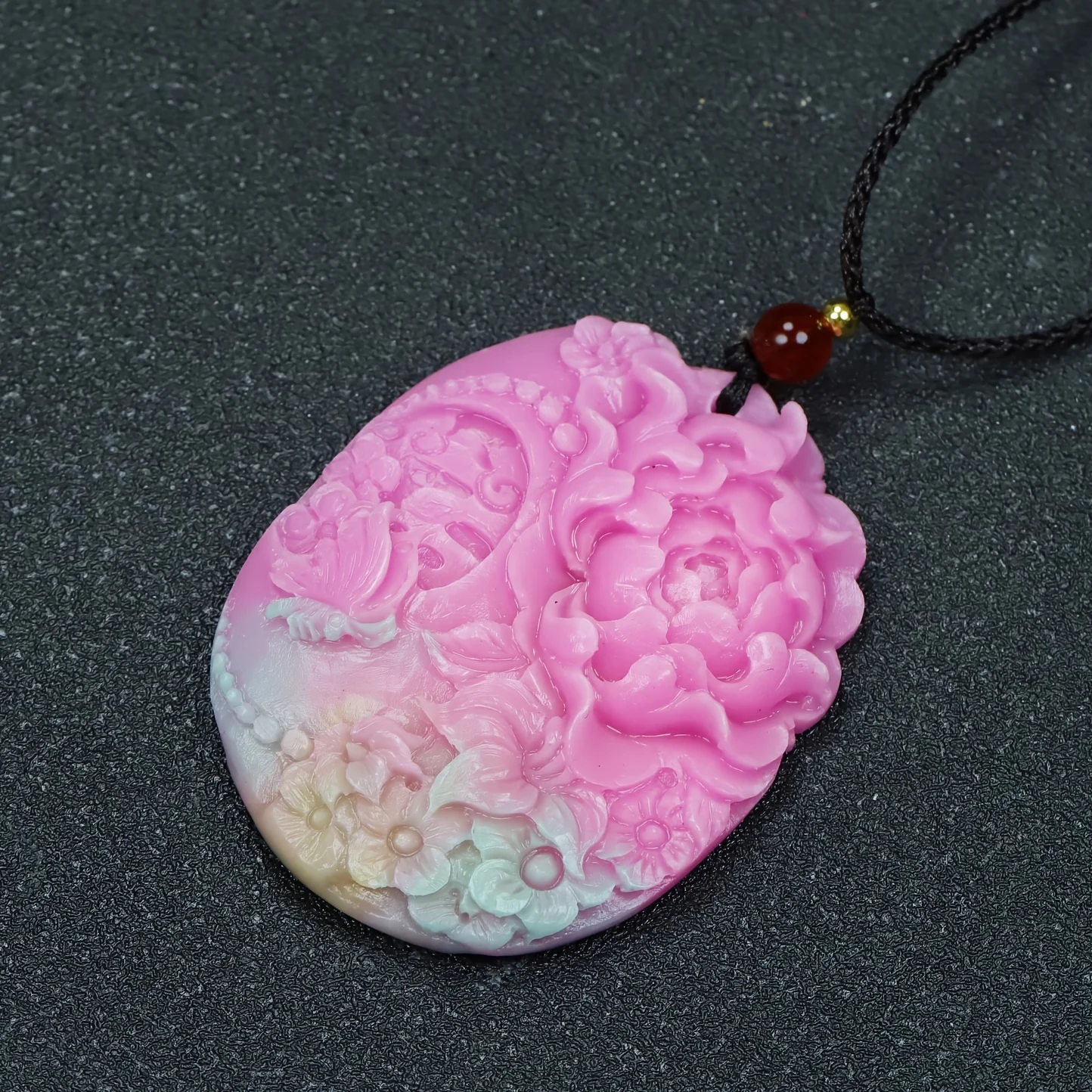 

Ожерелье с подвеской из агата и резного цветка пиона