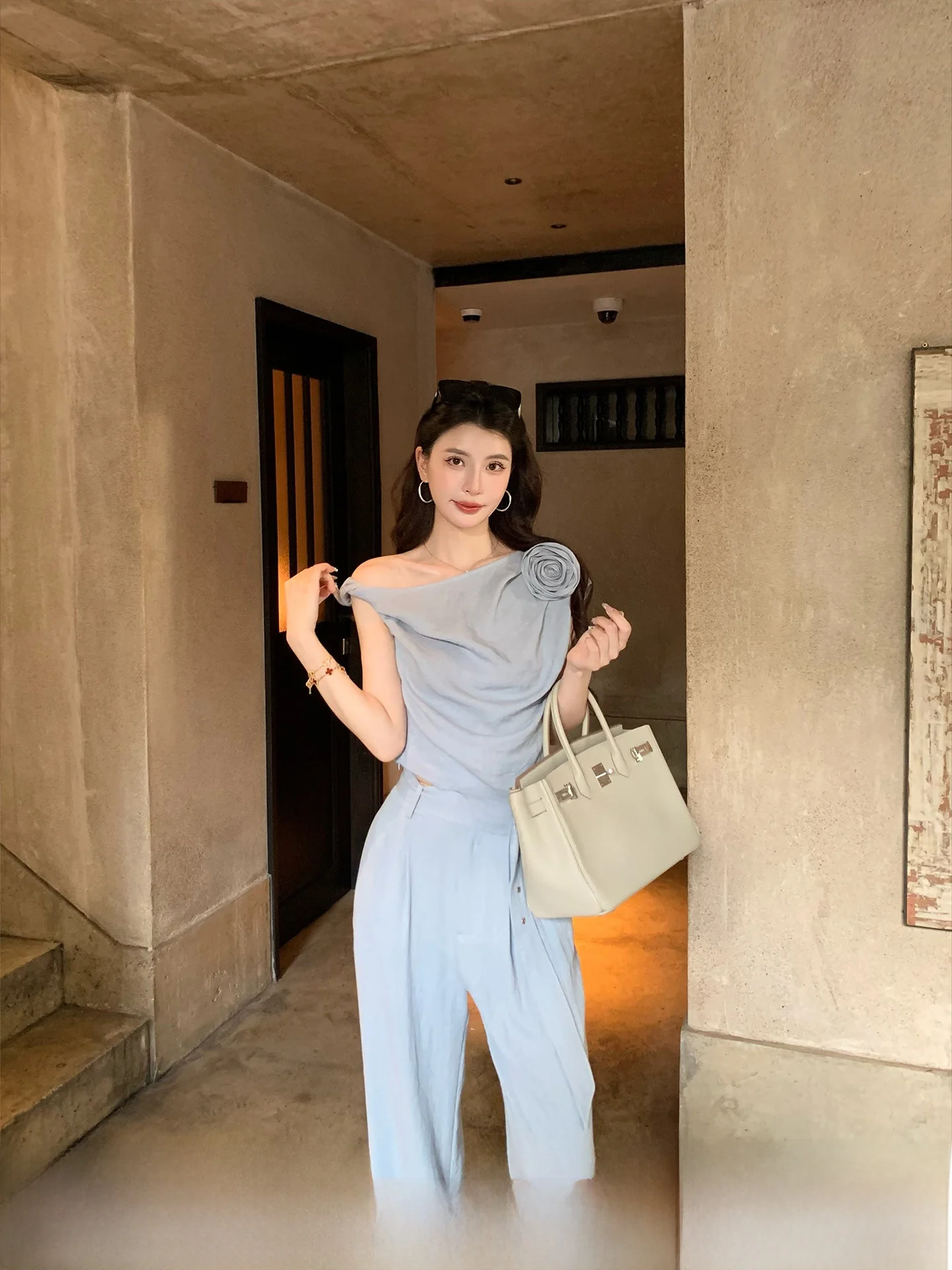 

Модный комплект из двух предметов: льняная рубашка Kun Total Blue и брюки прямого кроя для женщин. Элегантность ранней осени. Универсальный и натуральный.