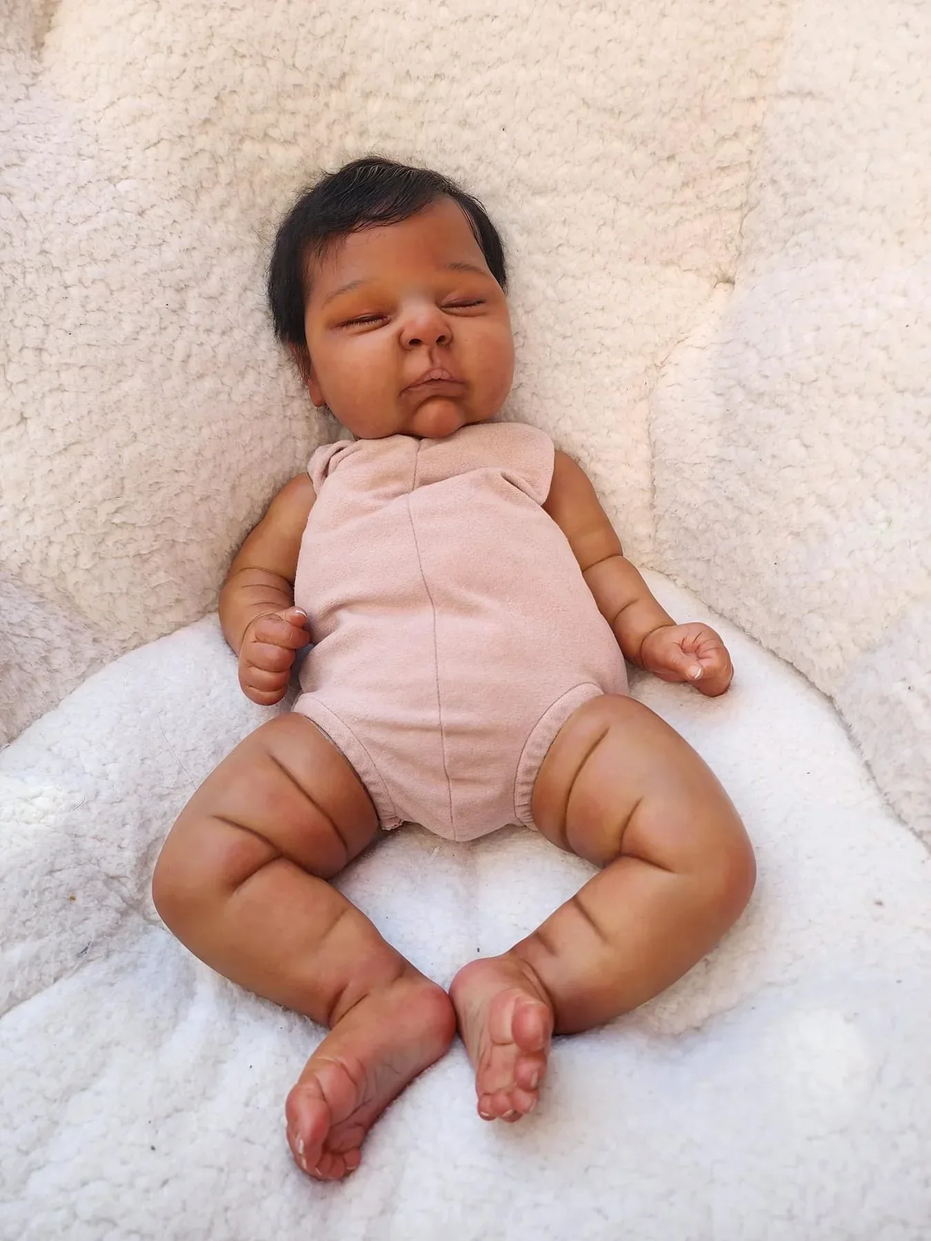 Bebe Peaches 신생아 아기 천 바디 인형 옷이없는 3D 피부로 눈에 보이는 정맥으로 그림 그리기 어두운 피부 다시 태어난 인형