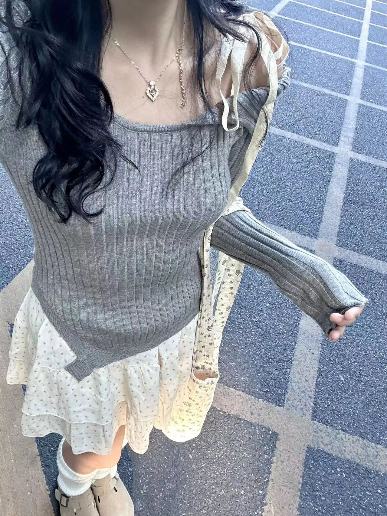 Kolor owsianki, sznurowany, dziergany top, niszowy, słodko-pikantny styl, sweter z odkrytymi ramionami, warstwa bazowa, moda damska, topy damskie 2025.