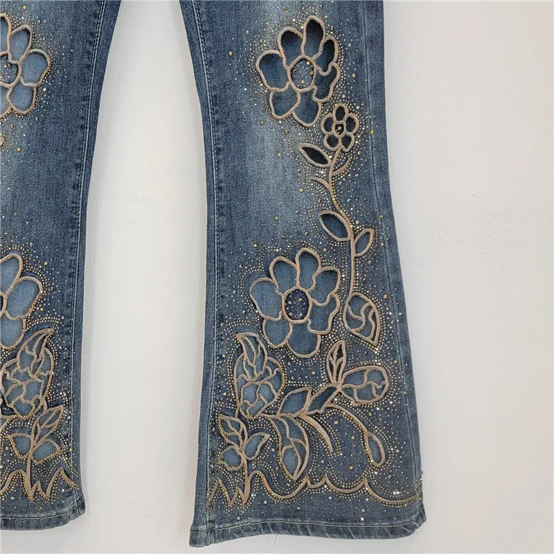 ANJY 2025 Jesień Zima Nowe Damskie Jeansy Bootcut z Diamentami Modne Kwiatowe Wzory z Wycięciami Uniwersalne Spodnie Denimowe o Długości do Kostek A16097