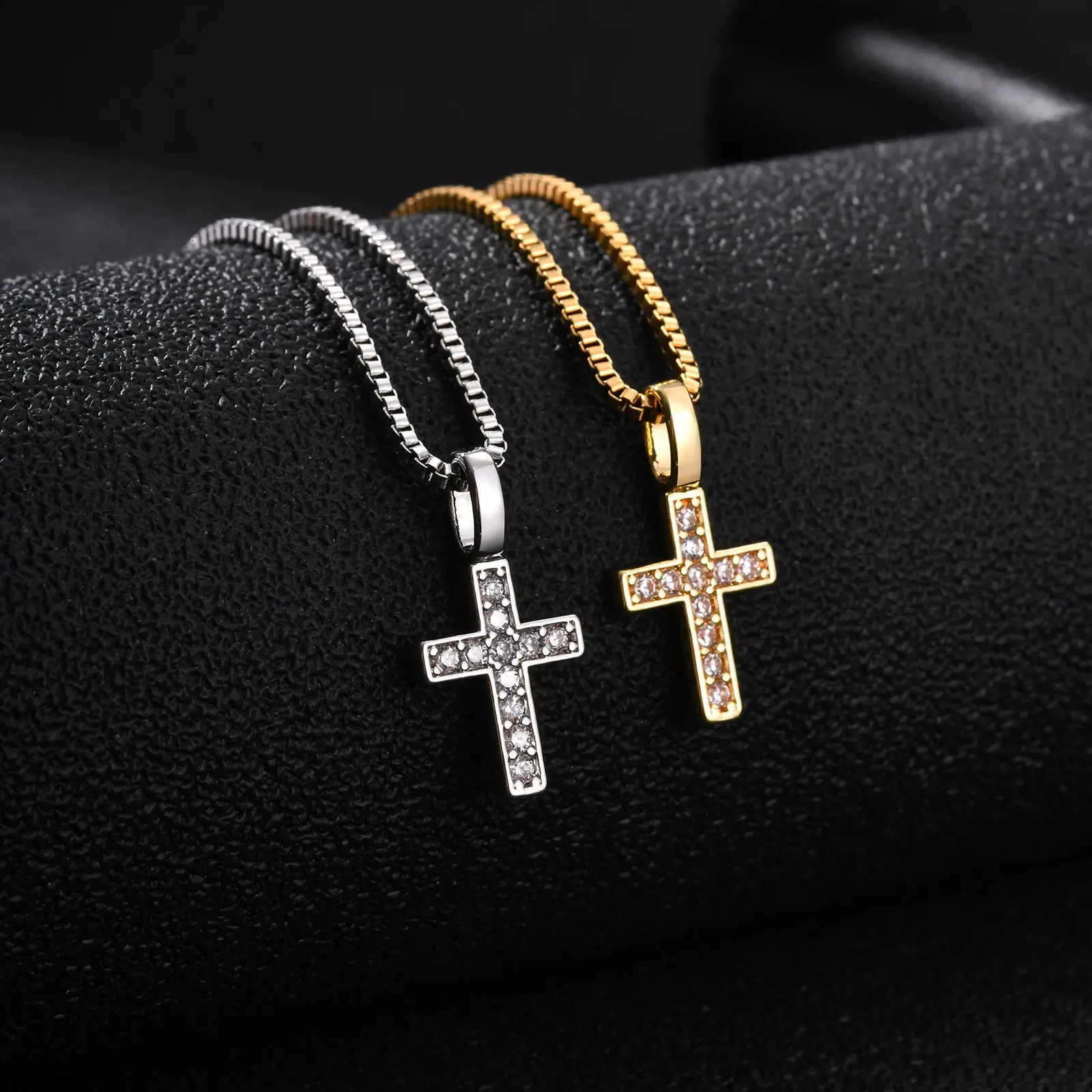 Punk Zirkonia-besetzter kleiner Kreuzanhänger, zierliche Kastenkette, 18K vergoldeter religiöser Glaubensschmuck als Geschenk