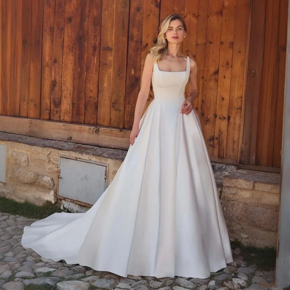 Maßgeschneidertes Hochzeitskleid aus elfenbeinfarbenem Satin mit quadratischem Ausschnitt, A-Linie, luxuriöse Brautkleider für Frauen, ärmellos, rückenfrei