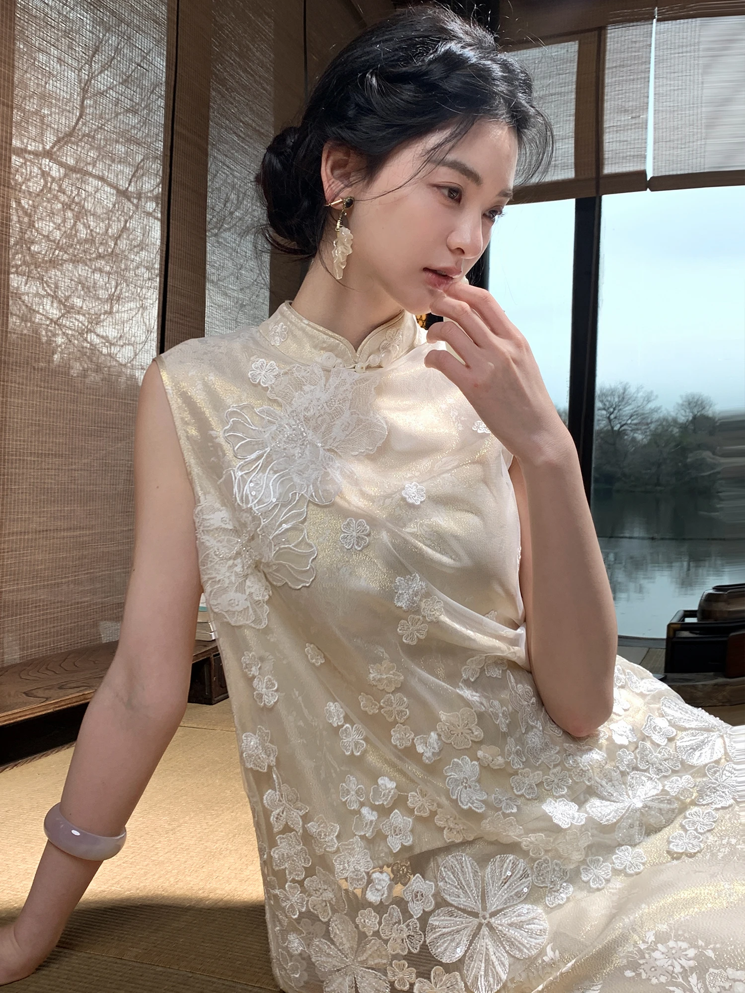 

Exquisite Embroidered Lace Sleeveless Top High Waist Half Skirt Set Breathable Summer Fashion Outerwear Collection for Women