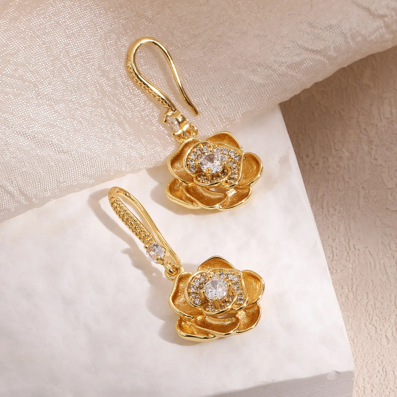 Women's Camellia Earhook Earrings Micro inlaid with Diamond Zircon Romantic Flower Eardrops Fashion Jewelry Accessories