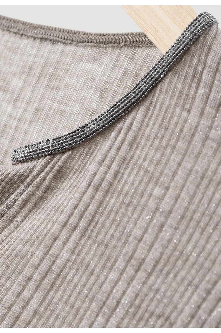 BD3621694 Damen-Pullover mit V-Ausschnitt, figurbetont, aus Naturwollmischung, fein gerippt, langärmelig, mit Metallbesatz, Frühherbst 2026 – Detail 19