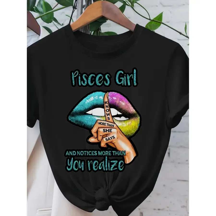 

Повседневная женская футболка с короткими рукавами с черным принтом знака зодиака Рыбы, акварельными губами и символами зодиака. С круглым вырезом горловины