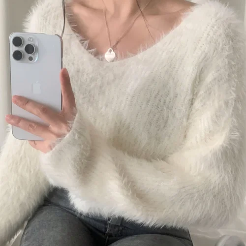 겨울용 퀄리티 V넥 퍼 모양의 흰색 여성용 니트 스웨터 짧은 디자인감 부드럽고 부드러운 소재의 패션 퍼니트 