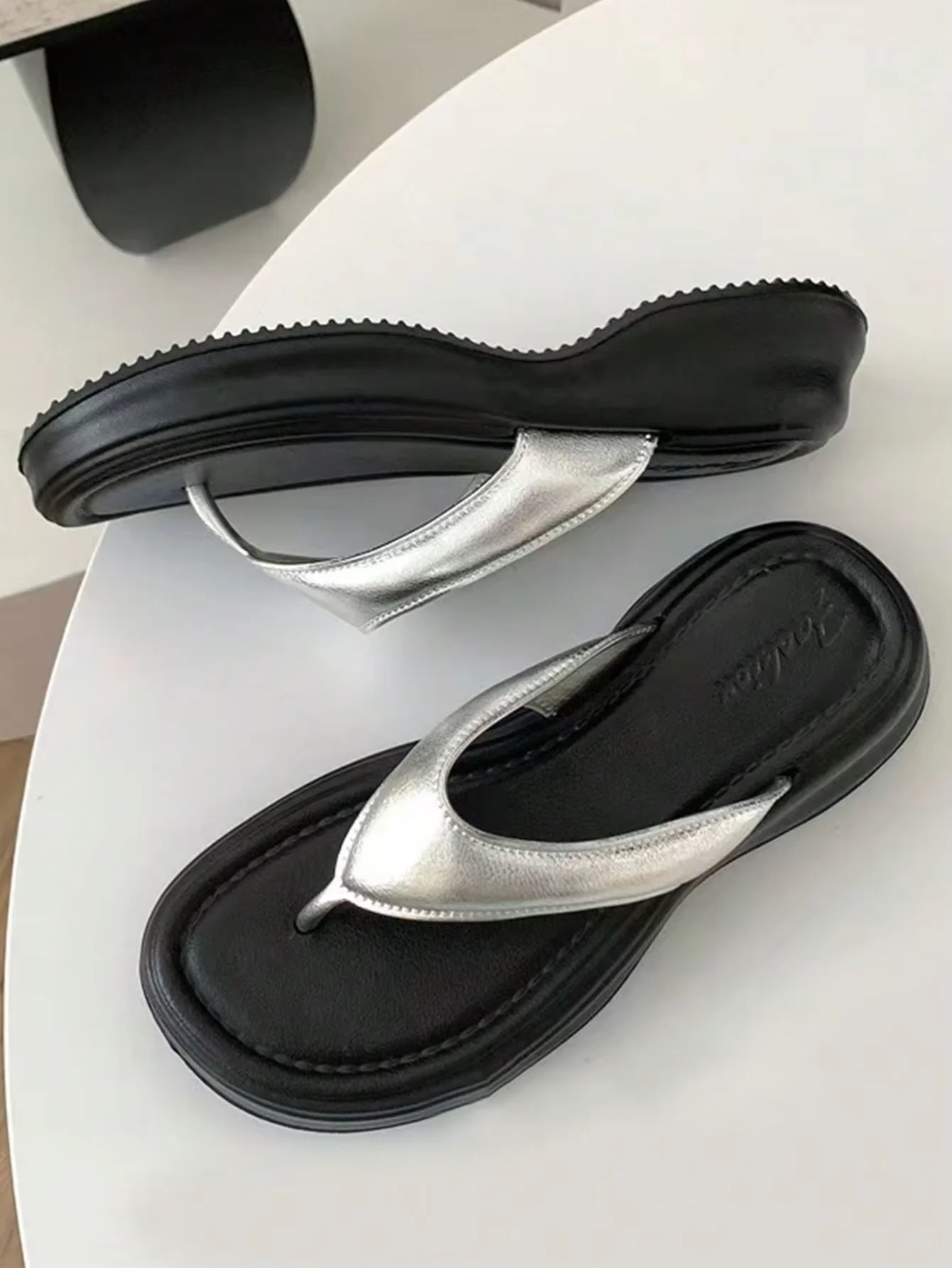 Sommerliche silberne Flip-Flops mit dicker Sohle, Damen-Slides mit Absatz, weiche, rutschfeste, lässige Plateau-Sandalen – Detail 4