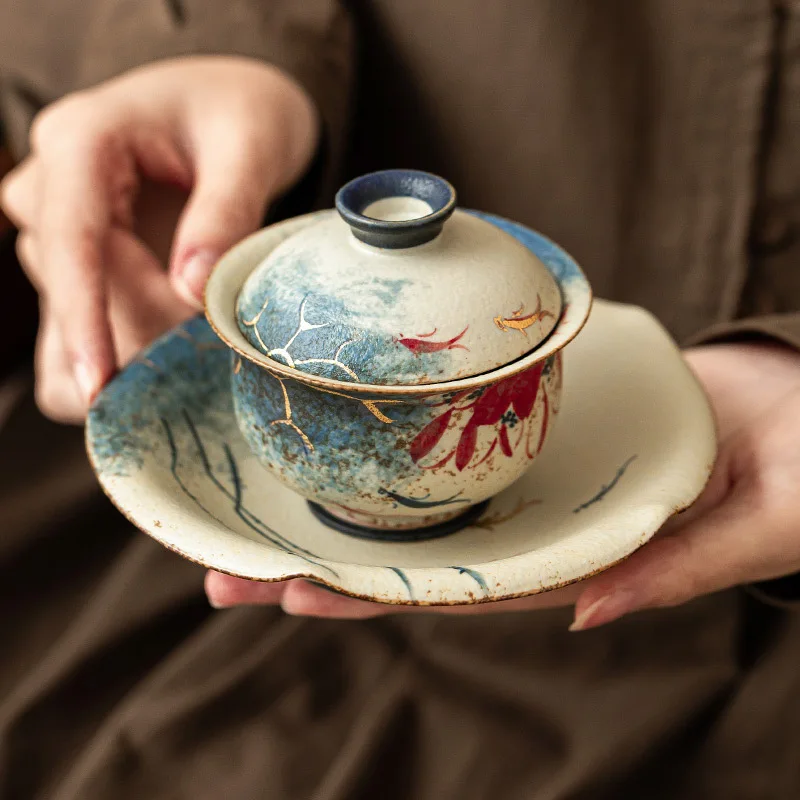 كوب شاي بغطاء أحمر من حجر النار باللونين الأزرق والأبيض مع تصميم ذهبي لوتس وكوي على شكل سمكة، وعاء شاي بغطاء، كونغ من السيراميك