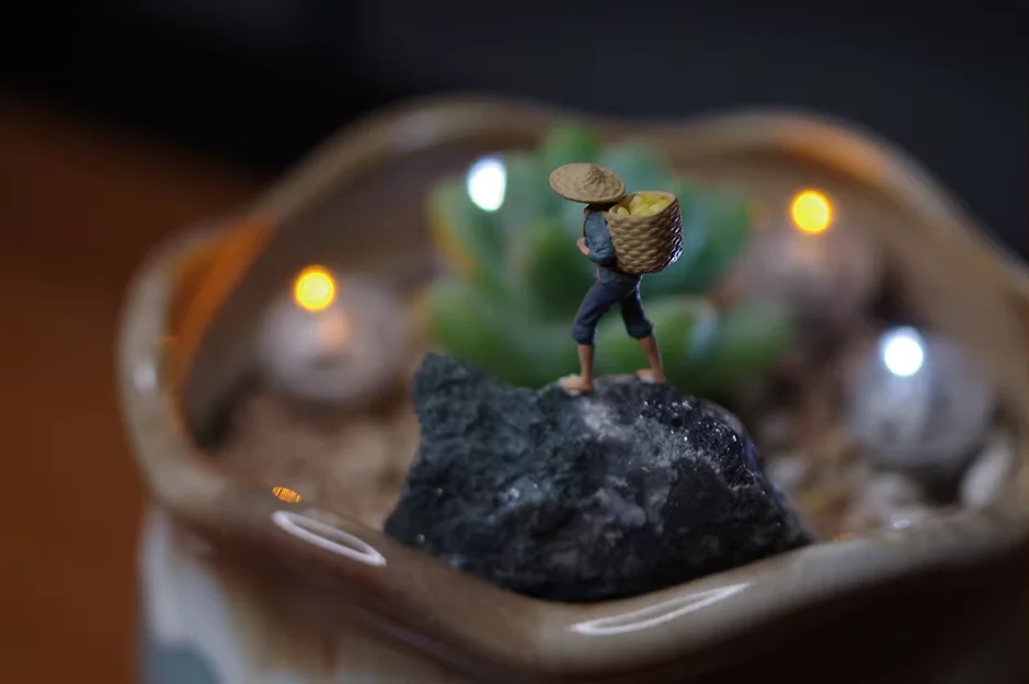 Miniature mini 1/87 model farmer carrying bamboo basket