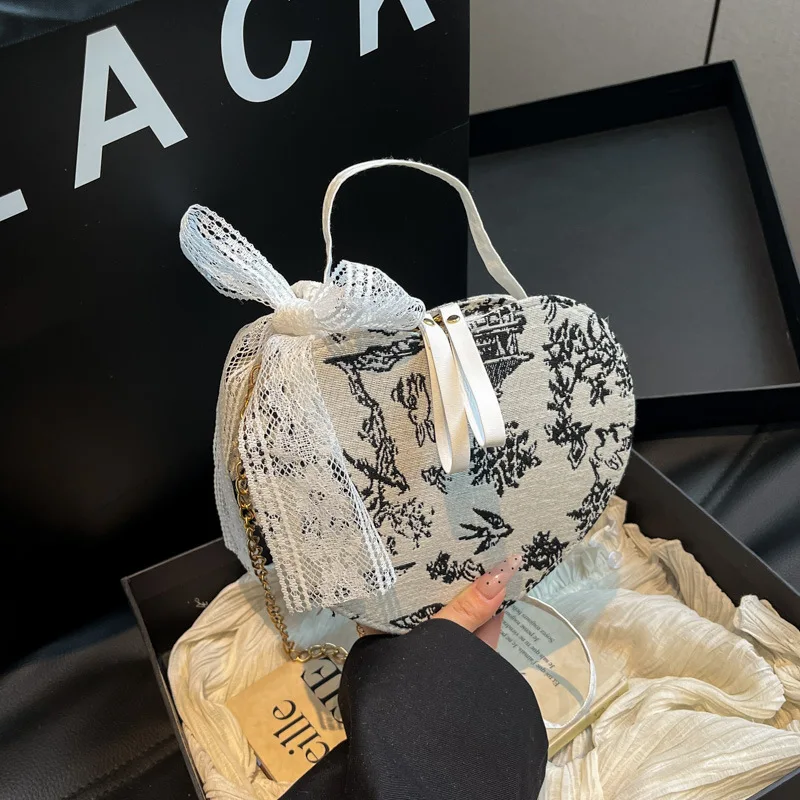 

Crossbody из шелкового жаккарда 2025 года — трансформируемый клатч East-Meets-West с цепочкой Artisan и этической кружевной отделкой