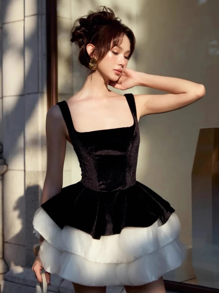 Sexy cinta de espaguete pescoço quadrado babados mini vestido feminino veludo preto sem mangas rendas em camadas a linha vestidos festa à noite