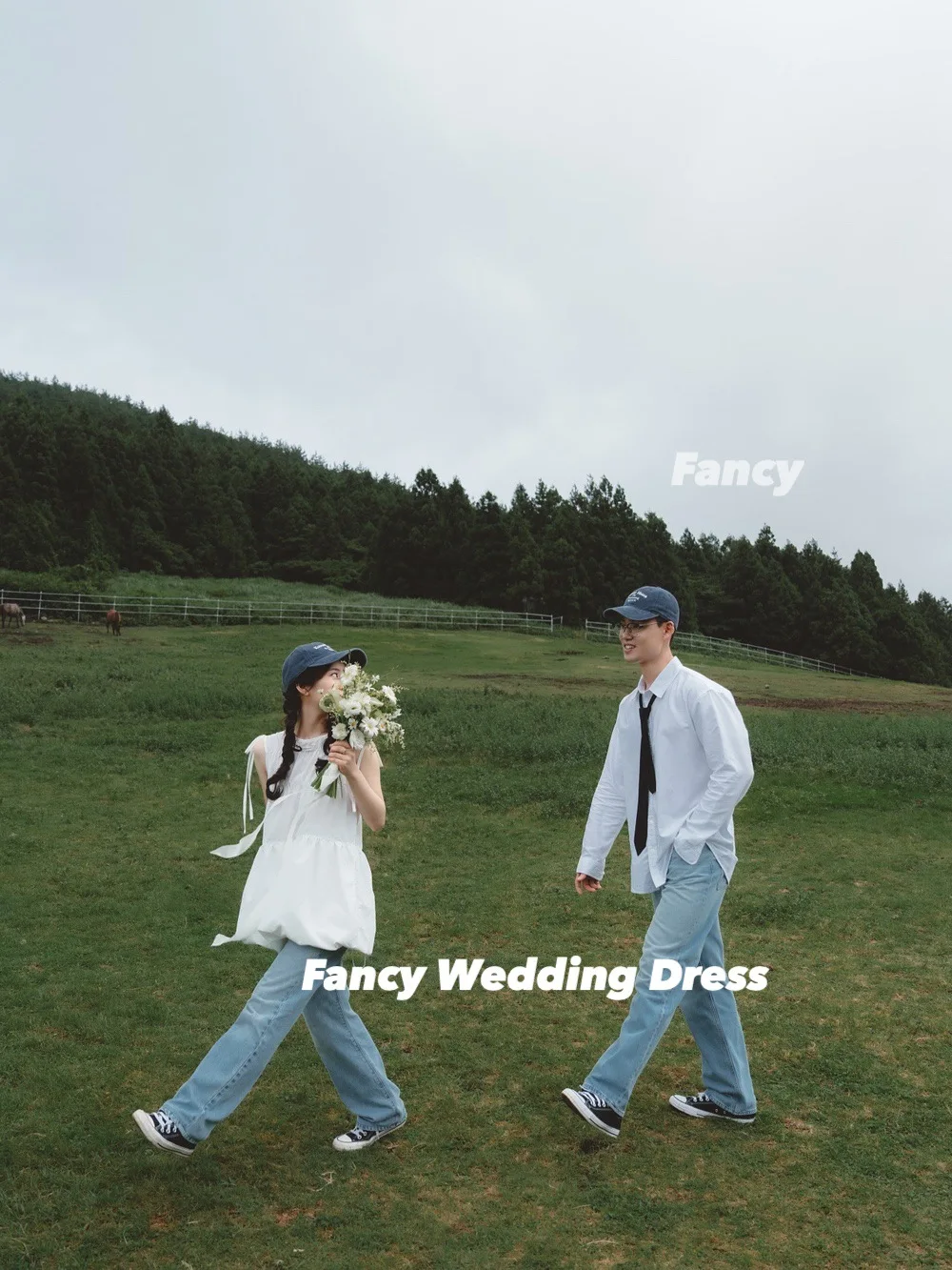 Ausgefallenes, elegantes, schulterfreies Hochzeitskleid, Korea-Fotoshooting, lange Ärmel, Falten, Brautkleid, bodenlang, individuell gestaltet