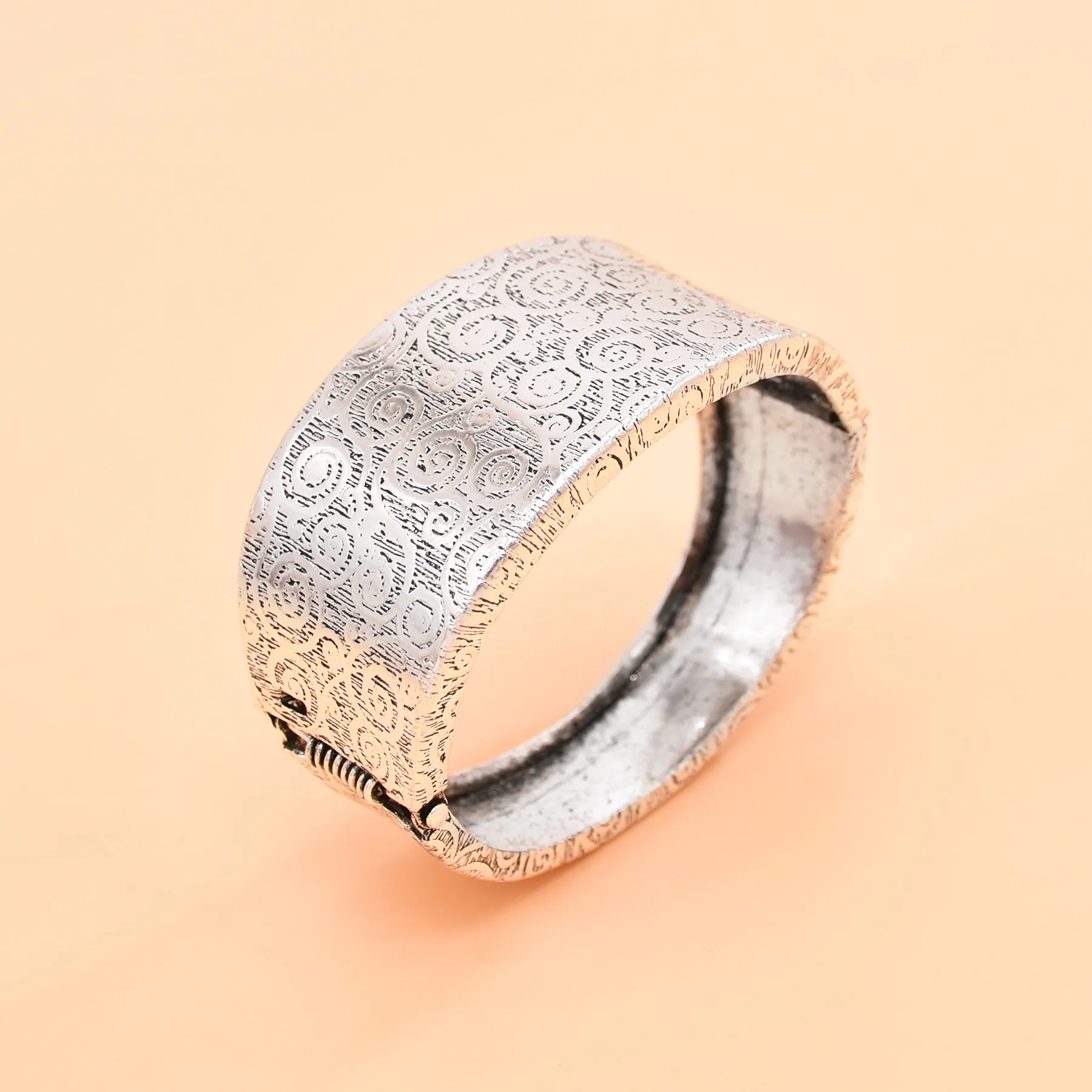 خمر فضي اللون دوامة منحوتة نمط زهرة سوار واسع للنساء التقليدية الهندية نيبال التبتية العرقية الإسورة المجوهرات