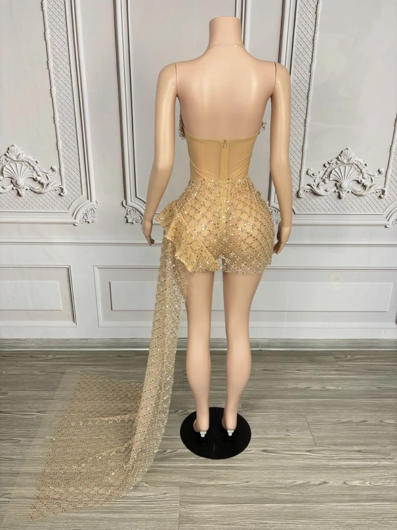 ชุดเดรสตาข่ายไร้สายแบบเบาสบาย ประดับเลื่อมและคริสตัล กระโปรงผ้าตาข่ายโปร่งแสงแต่งริบบิ้นแบบไม่สมมาตร เหมาะสำหรับคอนเสิร์ต เทศกาลดนตรี ยี่ห้อจินหลิน