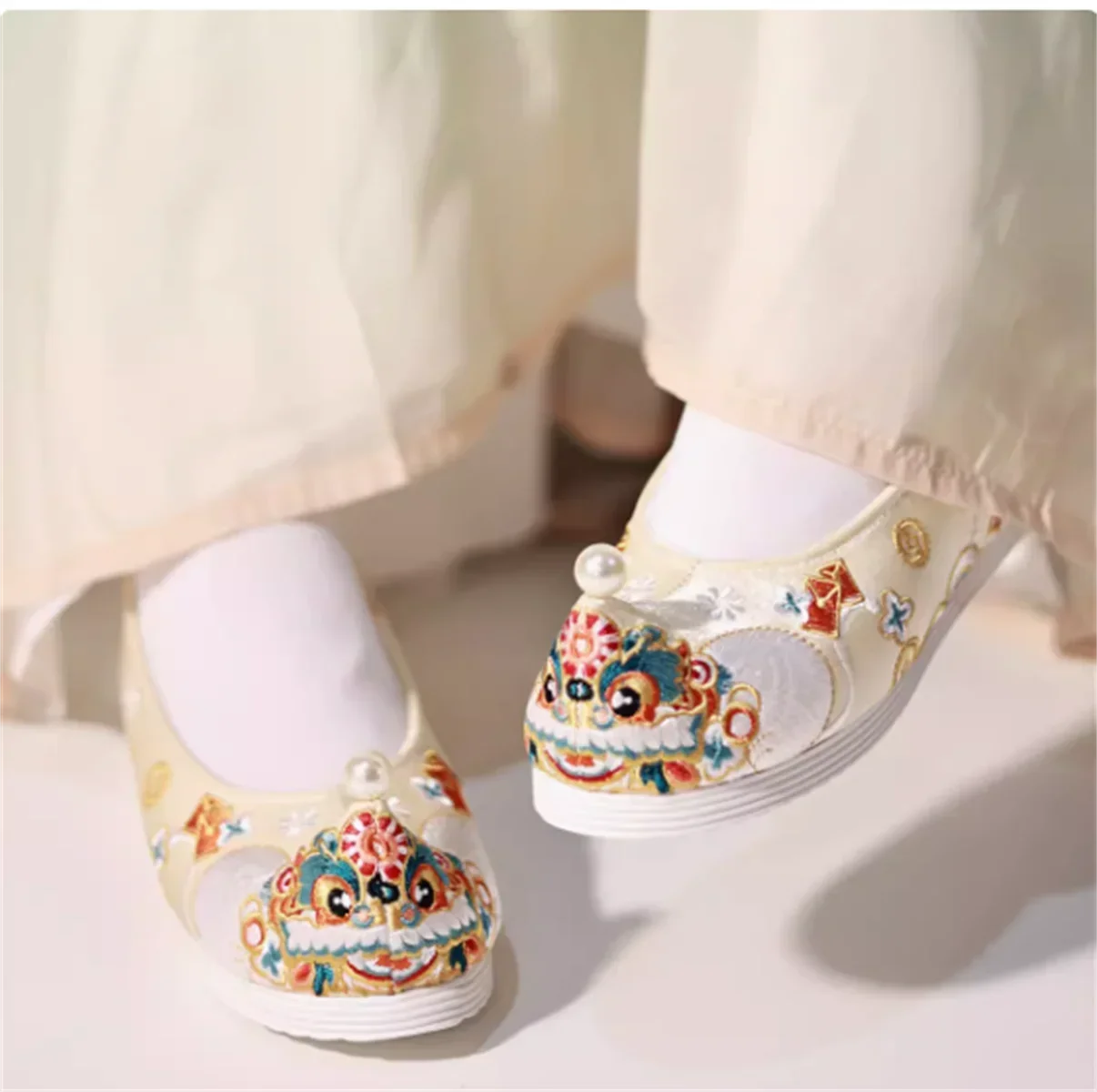 Hanfu shoes, antique style shoes, children's New Year's edition embroidered shoes