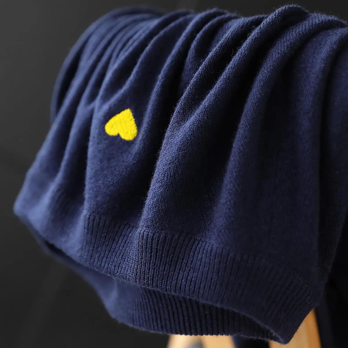 

Red Label Series Knitted Woolen Sweater round Ne Embroidered Heart Design Women's Faion Commute Sle Straight Cut Fit