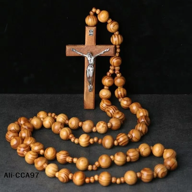 【a】arte-religiosa-de-parede-em-madeira-longa-com-rosario-sagrado-contas-grossas-e-cruzes-para-espacos-de-meditacao-na-igreja
