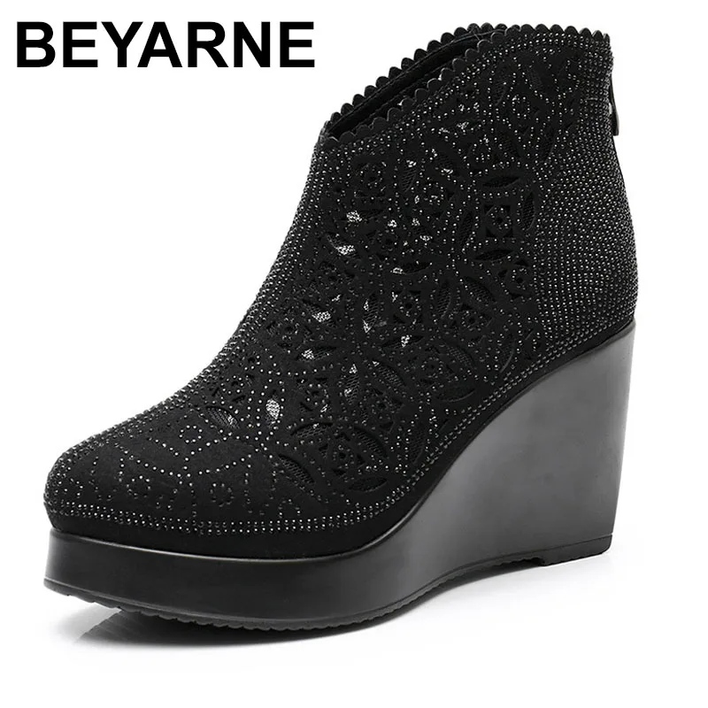 

2025 г., модные марлевые сандалии со стразами, новые летние сапоги в сетку, женская обувь из натуральной кожи, полые сапоги на высоком каблуке на танкетке