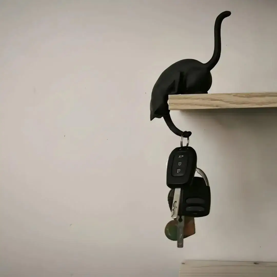 1PCS Cat-Shaped Wall Hook, Featuring a Cat Hanging Upside Down with One Paw Extended. This Cat Can Hold Keys, Pendants