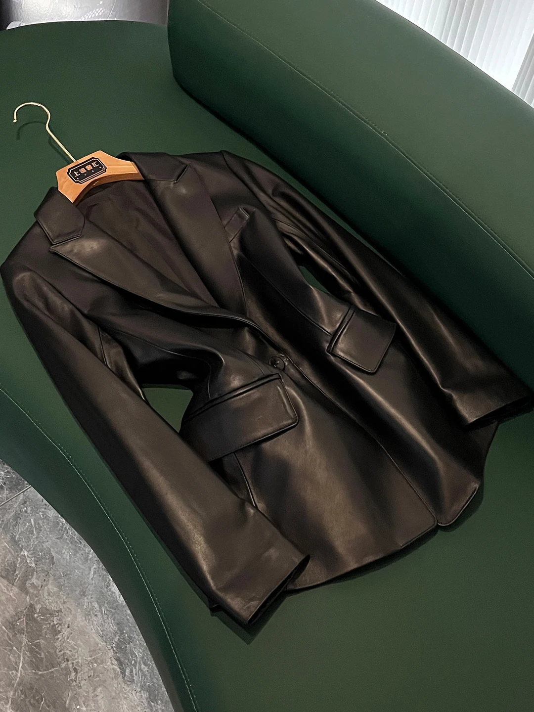 

Ele Women's Leather Jaet 2026 New Sle eepskin Tailored Suit Collar Slim Fit Long Sve Busin Casual Coat