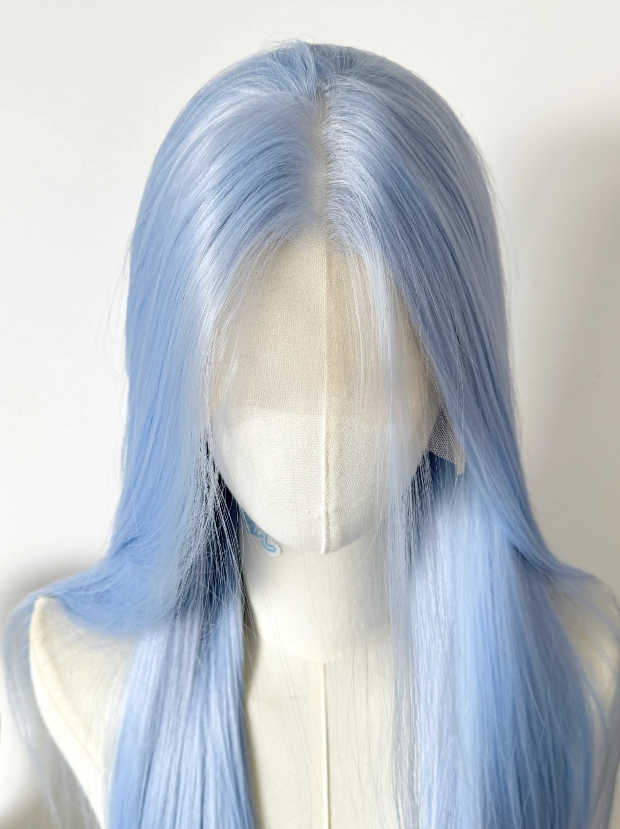 Babyblaue Perücke, 66 cm lang, gerade, hellblaue Perücken, 13 x 4 HD-Lace-Front-Perücke, Mittelteil, Cosplay, synthetische Spitzenperücken für den täglichen Gebrauch