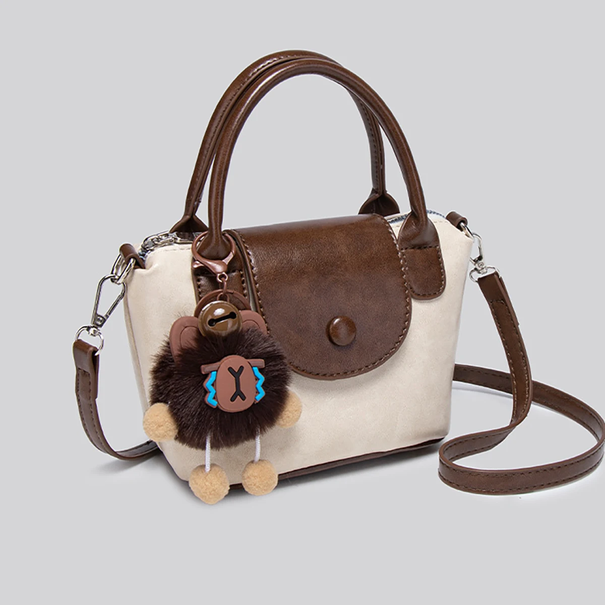 Tas mini patchwork PU, tas selempang wanita, tas kotak kecil untuk bepergian, dengan liontin boneka dan bola bulu