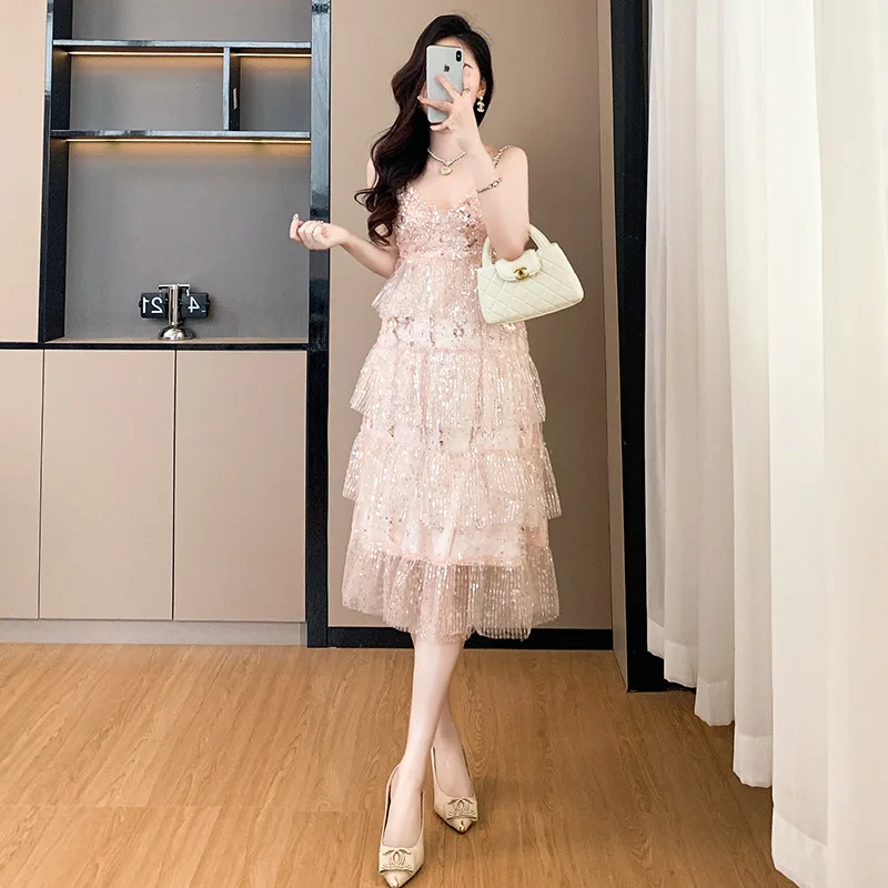 Vestido E e Luxuoso Estilo Princesa com Ombros à Mostra, Com Detalhes em Pedraria, Saia em Camadas, Decote em V, Manga...