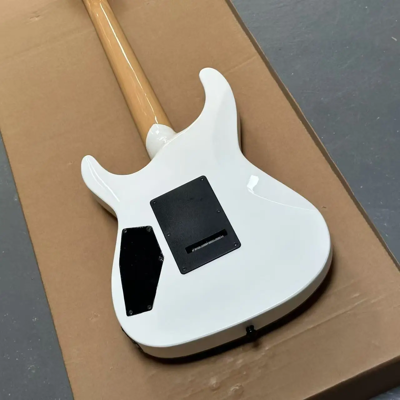 2025 Factory hot sale Electric Guitar,white,Mahogany Body  In Stock, customizable OEM,perfect tone