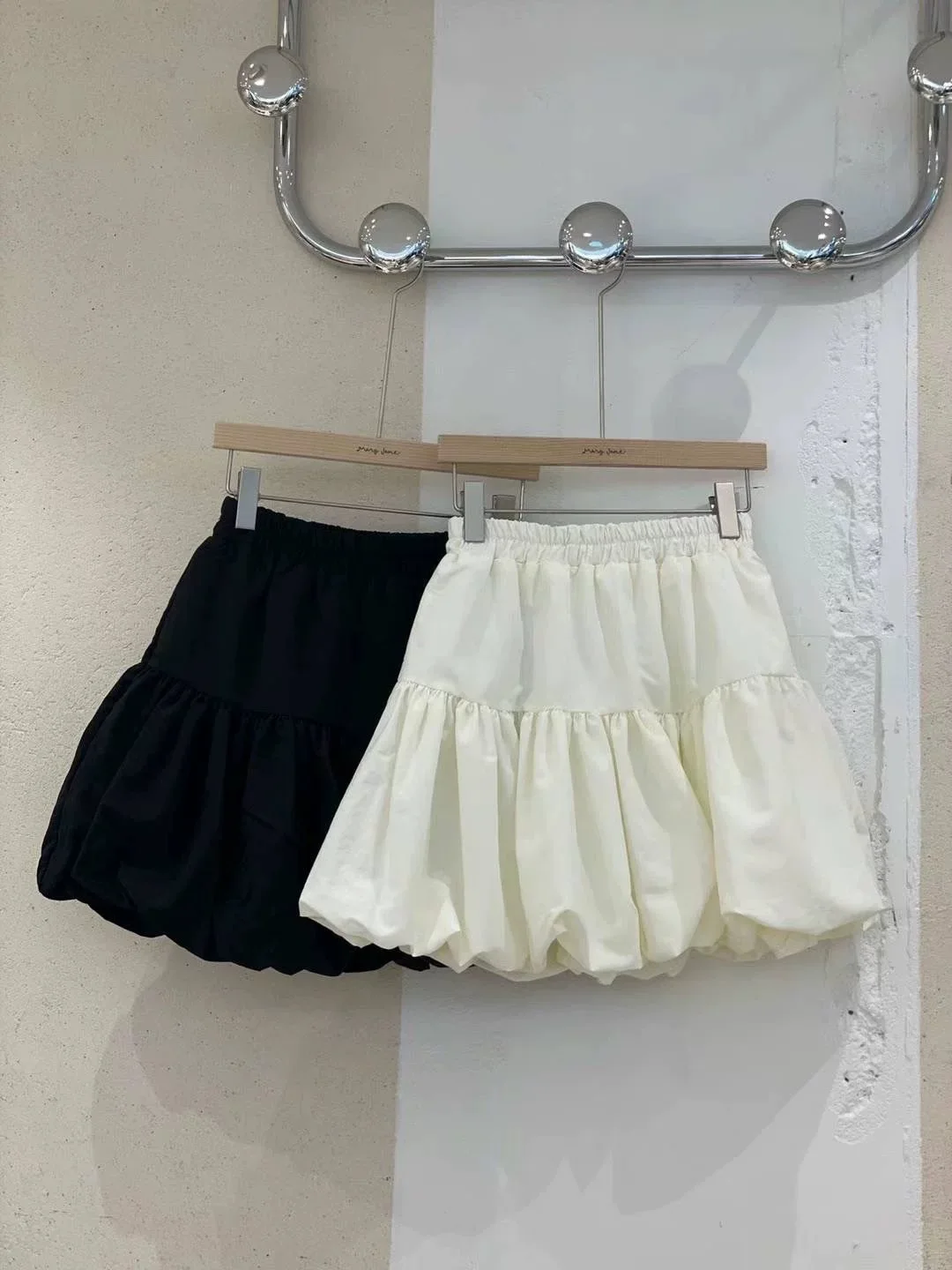 Koreański styl Urocza plisowana krótka spódniczka w jednolitym kolorze Bloom, Puff Skirt Design, Japanese Sweet Style