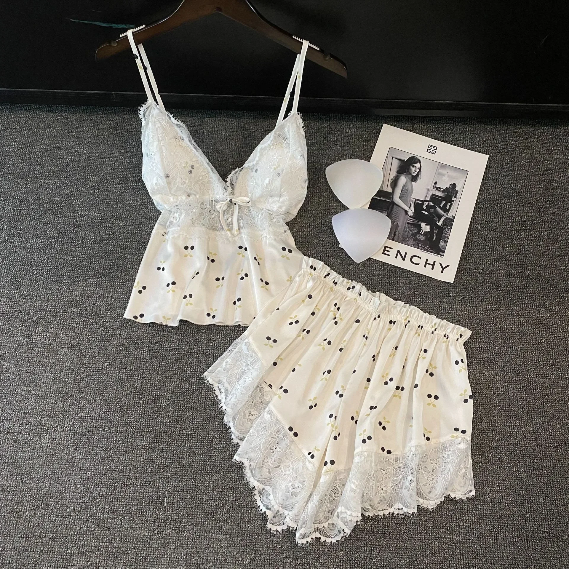 Ensemble de vêtements de nuit en dentelle deux pièces pour femmes, pyjama en satin trempé, haut et short à bretelles, lingerie sexy, vêtements