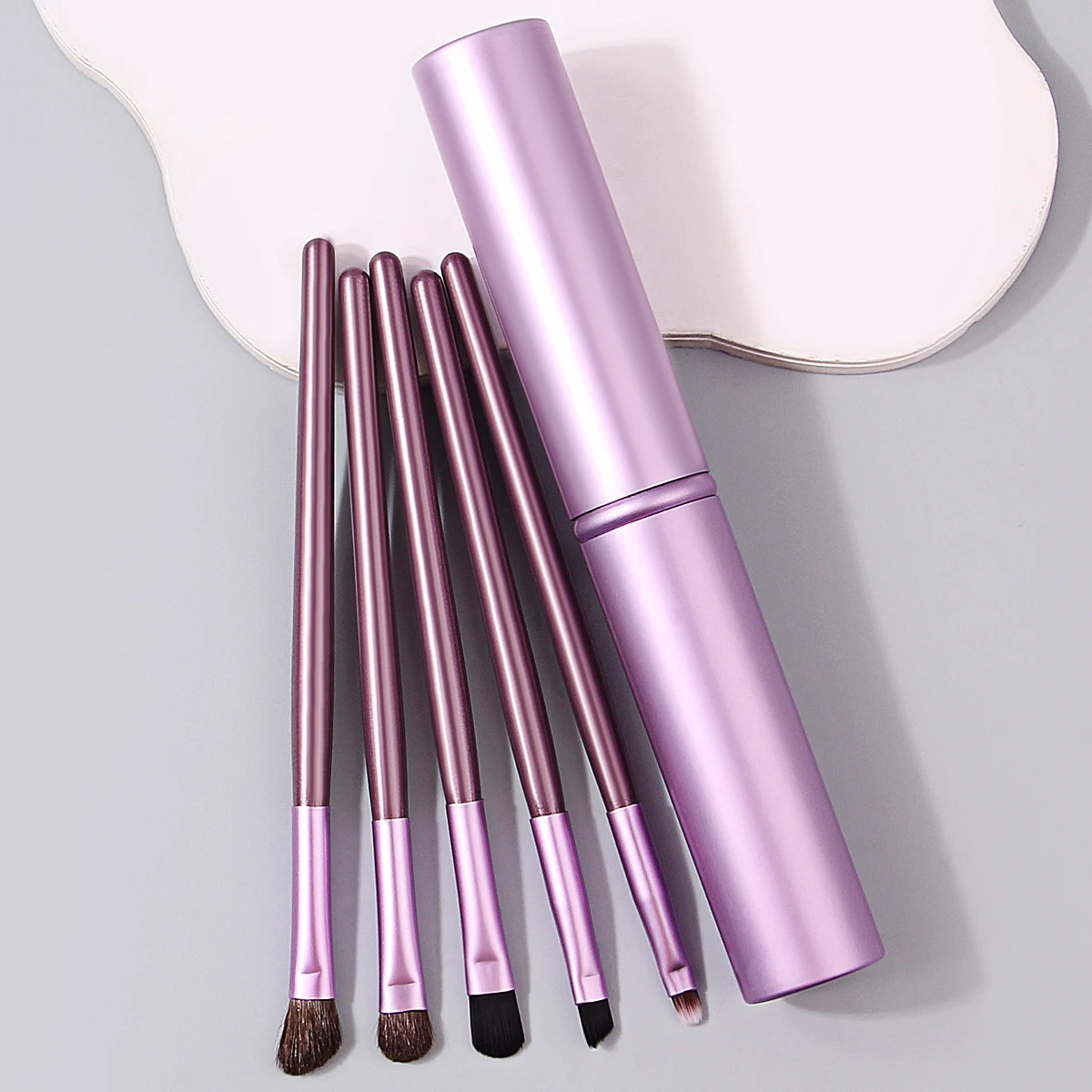 Un ensemble de 5 pinceaux de maquillage pour les yeux multifonctionnels, bloc de bois exquis et doux + 1 support de rangement portable en tube d'aluminium pour voyage