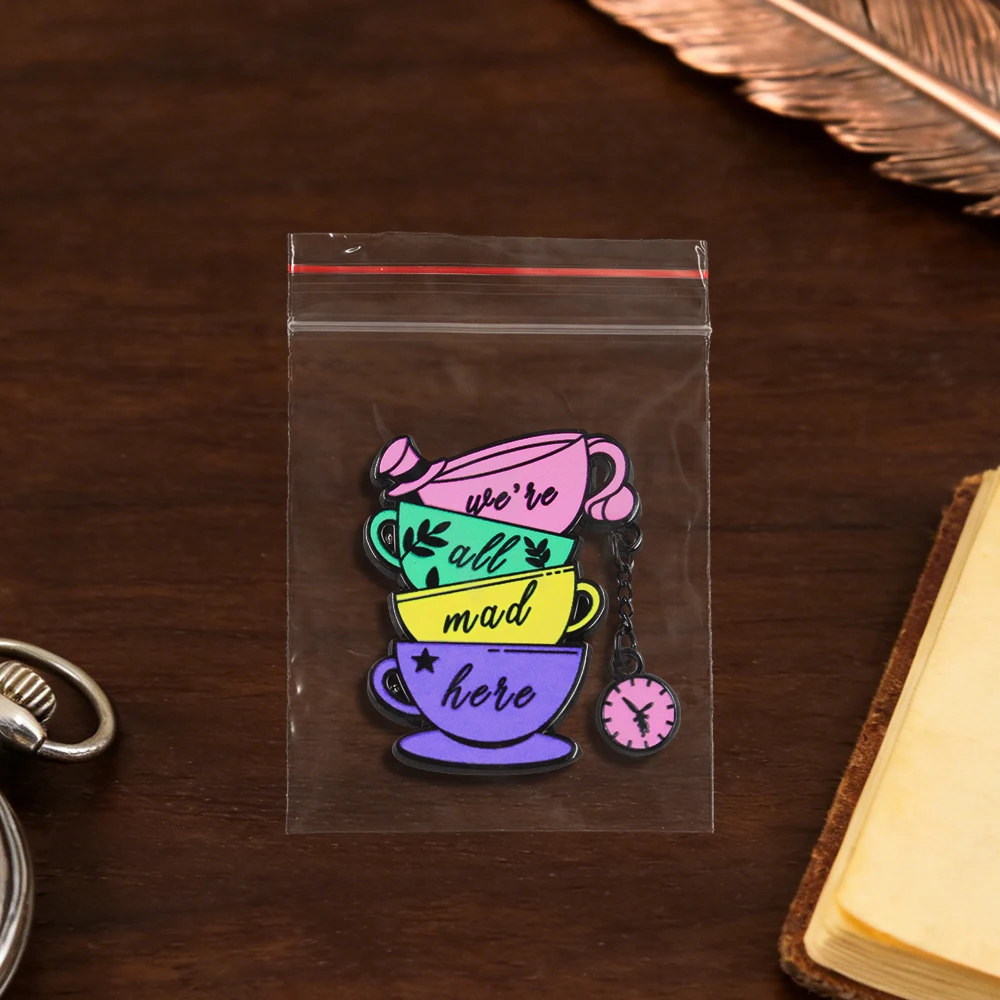 Wir sind alle verrückt hier Emaille-Pin, gestapelte Tassen, Taschenuhr-Anhänger, Brosche, Teeparty-Abzeichen, Geschenk für Prinzessinnen-Mädchen-Fans, Accessoire – Detail 9