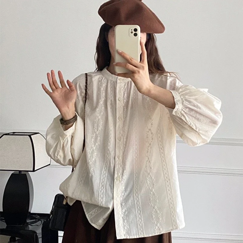Camisas blancas con bordado Floral para mujer, blusas elegantes de manga larga acampanada para primavera y otoño, cuello redondo, botonadura única para mujer