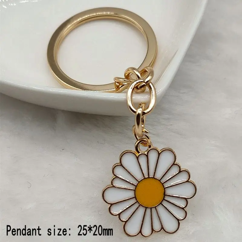 Cute and fashionable enamel daisy key chain Fashion Korean key chain Women's bag Keychain Pendant Jewelry