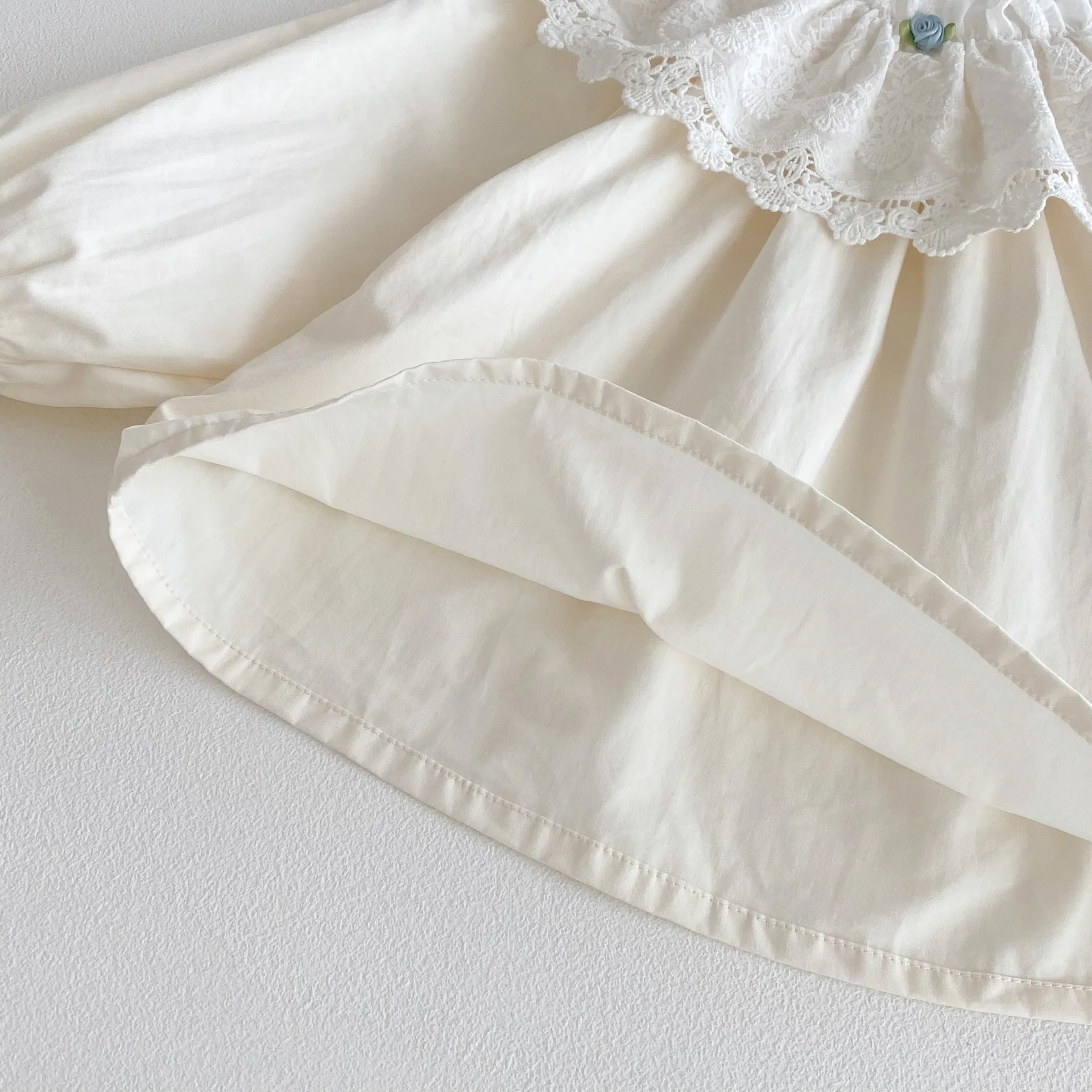 ‌ بلوزة قطنية للفتيات لخريف 2025 مع ياقة بيتر بان من الدانتيل للأطفال الصغار من عمر 1 إلى 8 سنوات قميص مكشكش مزهّر عتيق للأطفال الصغار