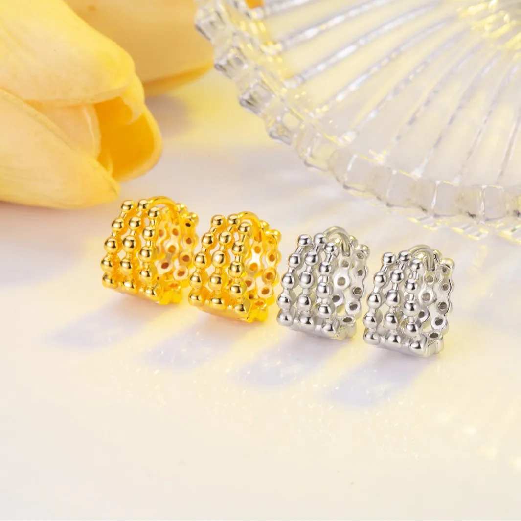 A pair of fashionable personality simple retro casual commuting hollow design mesh earrings earrings earrings earrings earrings