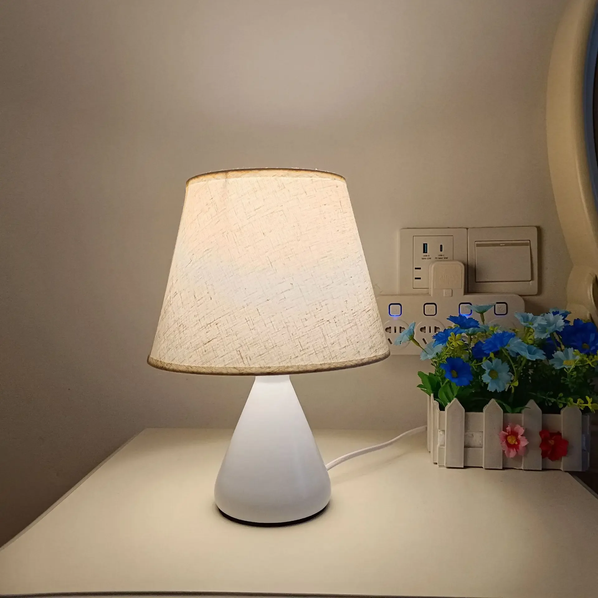 

GHJUYIOL Simple Nordic creative fabric bedside small table lamp white linen table lamp