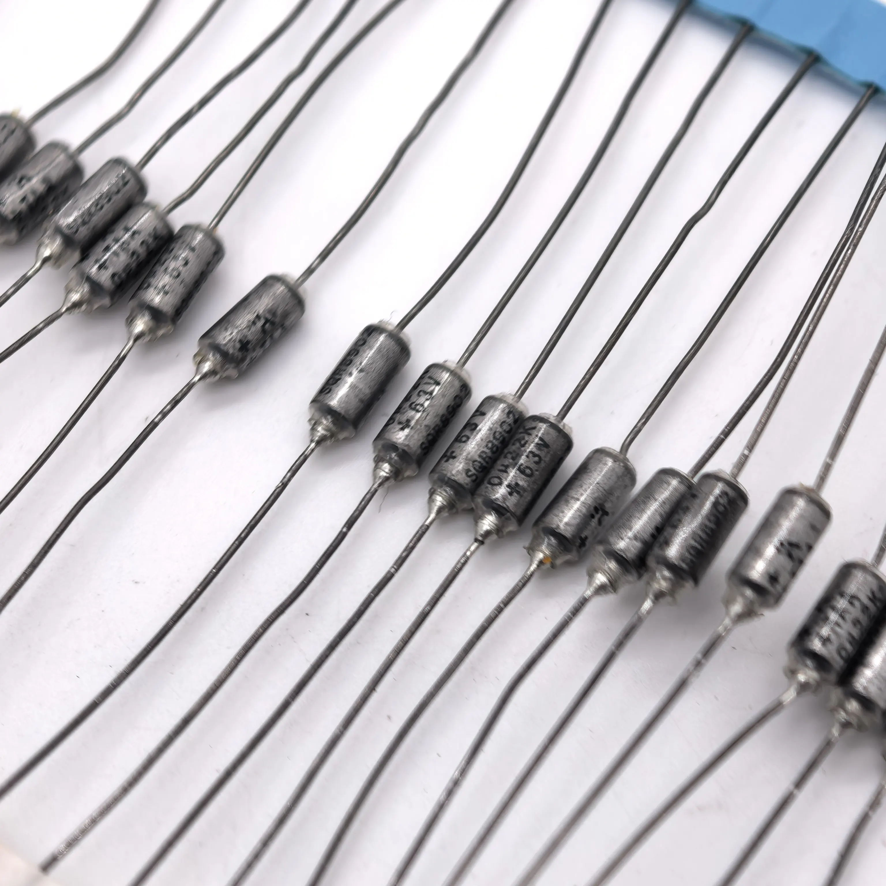 

20 шт./США 0.22UF 63V TAAA224K063 осевой танталовый электролитический конденсатор для аудиооборудования