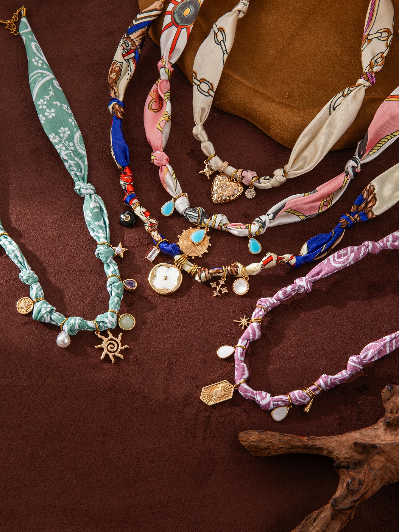 قلادة بوهيمية للنساء، قلادة قماشية مع تعليقات من الفولاذ المقاوم للصدأ مطلية بالذهب عيار 18 قيراط