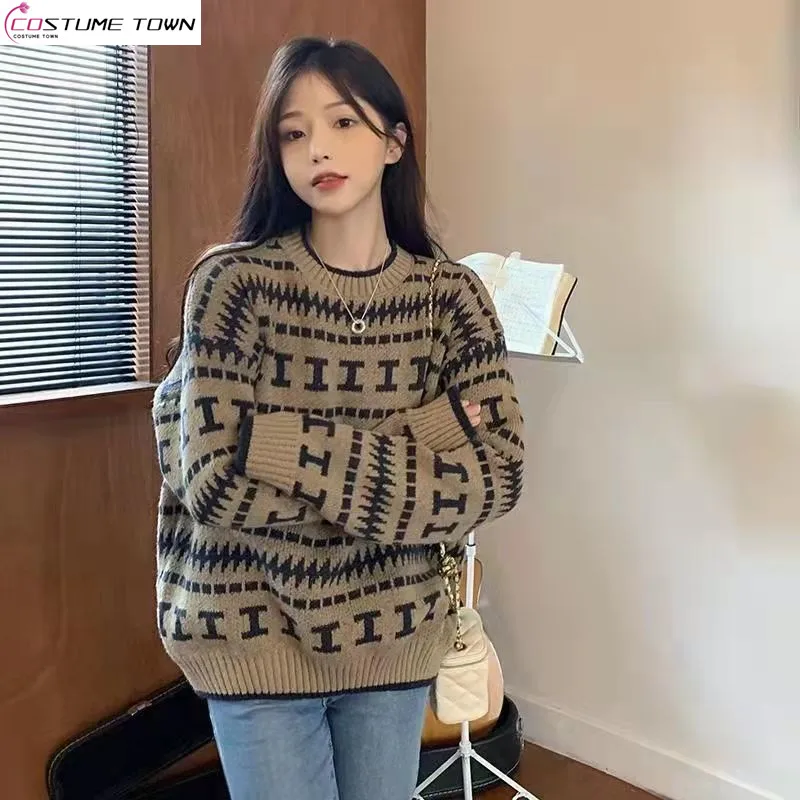 

New autumn and winter fashion contrasting round neck long sleeved sweater for women's autumn and winter loose fit knitted sweate