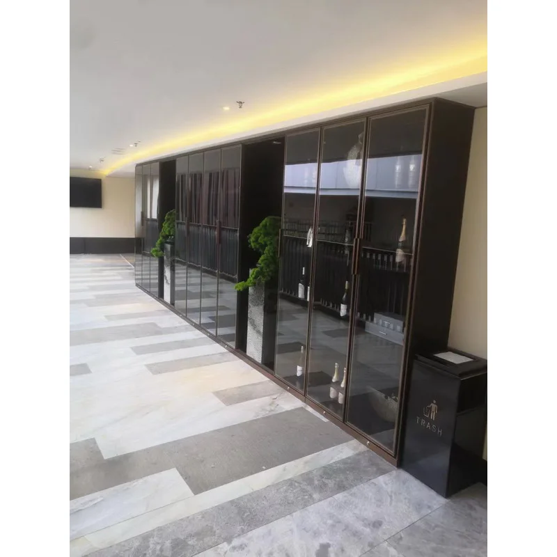 Custom.خزانة عرض معدنية مخصصة حديثة من الفولاذ المقاوم للصدأ خزانة عرض النبيذ متجر النبيذ ديكور متجر الخمور