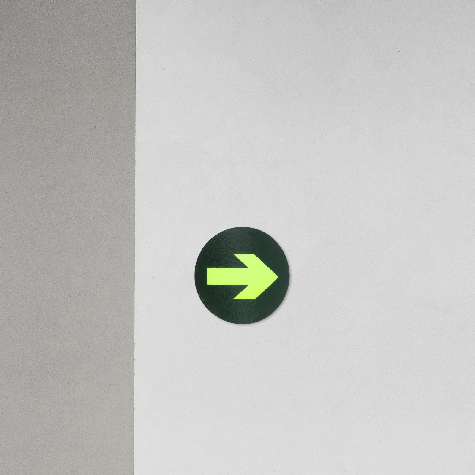 

10Pcs Glow in The Dark Safety Floor Sticker Waterproof Wear-Resistant Arrow Decal for Malls Bars Cinemas Emergency Exit